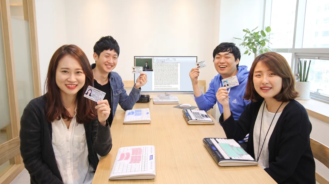 실무교육을 마치고 자격증을 든 정회원들